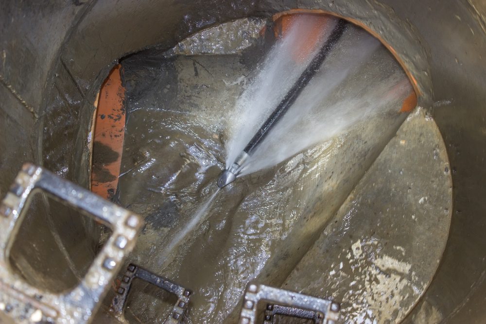 Was ist eine Kanalspülung? - 7 Dinge, die sie wissen müssen. 4 Kanalspulung im Kanal mit Wasserhochdruck